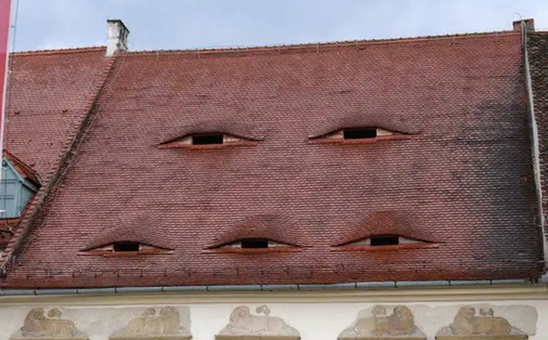 Lạnh gáy với những ngôi nhà “có mắt” ở Romania 8 Tạp chí Du lịch Wanderlust Tips Lạnh gáy với những ngôi nhà “có mắt” ở Romania