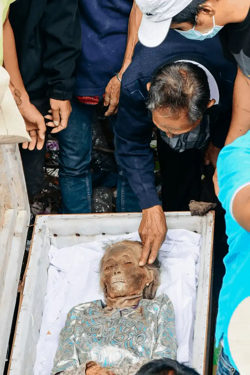 Tạp chí Du lịch Wanderlust Tips Ma’nene Sởn gai ốc với tập tục thay quần áo mới cho người chết ở Indonesia