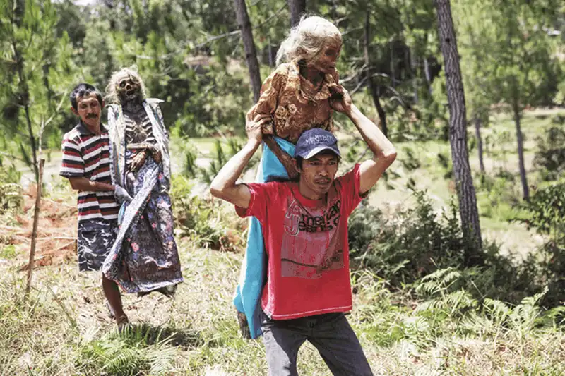 Tạp chí Du lịch Wanderlust Tips Ma’nene Sởn gai ốc với tập tục thay quần áo mới cho người chết ở Indonesia