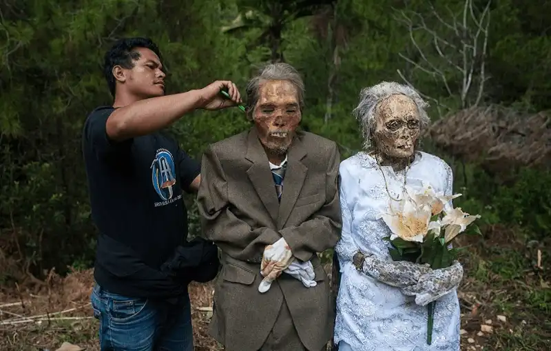 Tạp chí Du lịch Wanderlust Tips Ma’nene Sởn gai ốc với tập tục thay quần áo mới cho người chết ở Indonesia