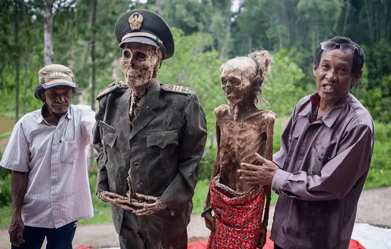 Tạp chí Du lịch Wanderlust Tips Ma’nene Sởn gai ốc với tập tục thay quần áo mới cho người chết ở Indonesia