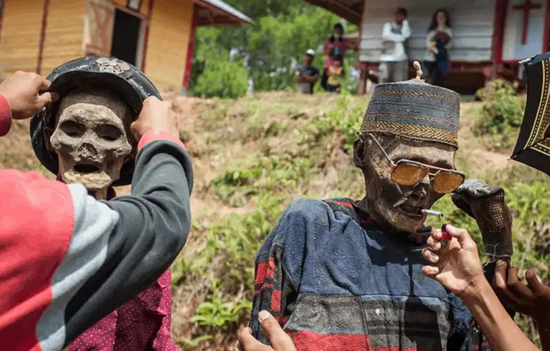 Tạp chí Du lịch Wanderlust Tips Ma’nene Sởn gai ốc với tập tục thay quần áo mới cho người chết ở Indonesia