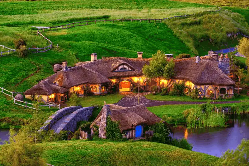  Tạp chí du lịch Wanderlust Tips - Thăm ngôi làng đẹp như tranh vẽ của người Hobbit ở New Zealand