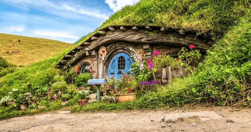  Tạp chí du lịch Wanderlust Tips - Thăm ngôi làng đẹp như tranh vẽ của người Hobbit ở New Zealand