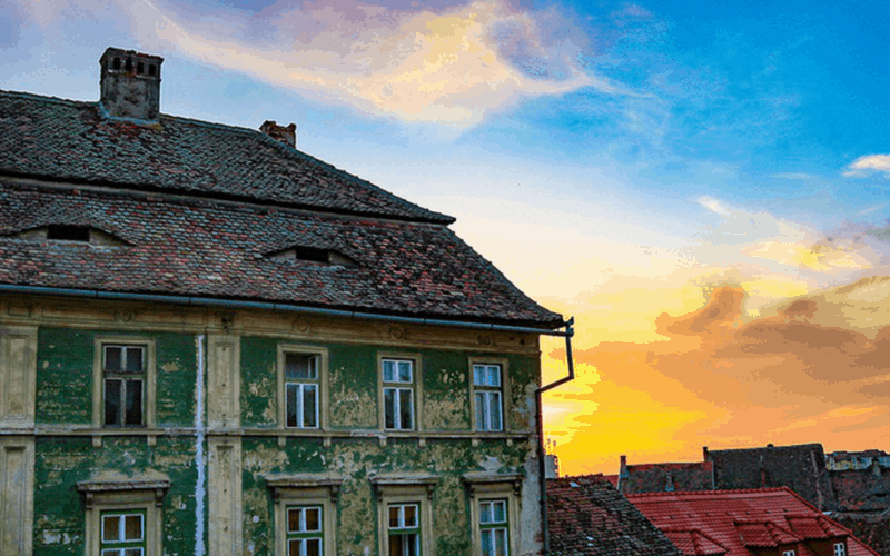 Lạnh gáy với những ngôi nhà “có mắt” ở Romania