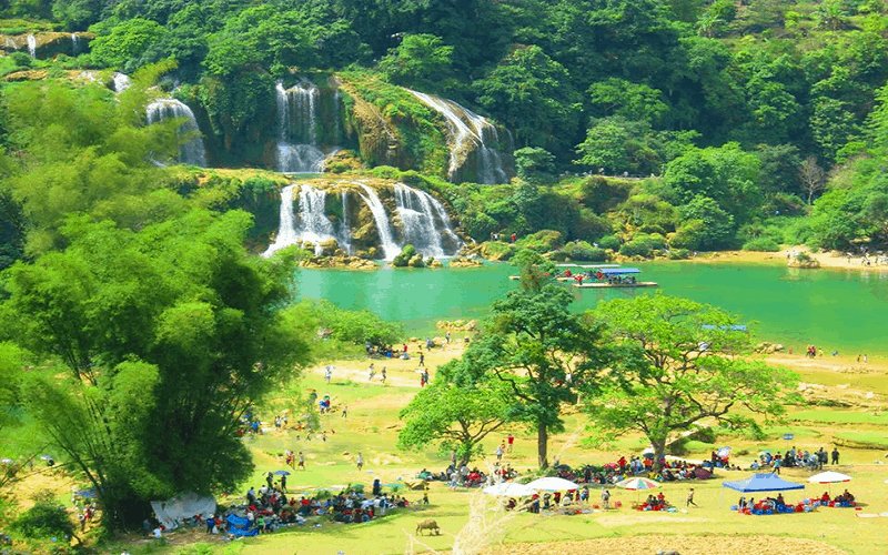 Về nghe gió kể non nước Cao Bằng