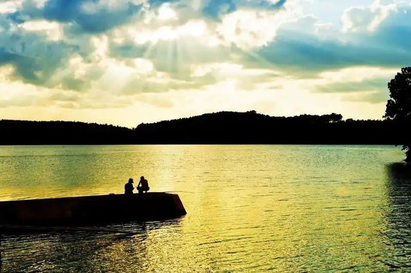 Tạp chí du lịch Wanderlust Tips | Biển Hồ - viên ngọc bích giữa mênh mông đất đỏ Tây Nguyên 