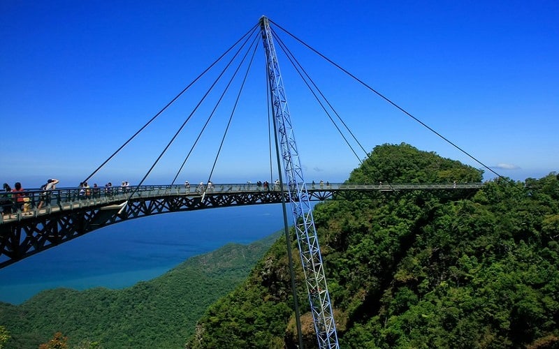 Tạp chí du lịch Wanderlust Tips | Đến Langkawi, say mến cây cầu bộ hành lơ lửng giữa trời