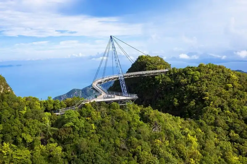 Tạp chí du lịch Wanderlust Tips | Đến Langkawi say mến cây cầu bộ hành lơ lửng giữa trời