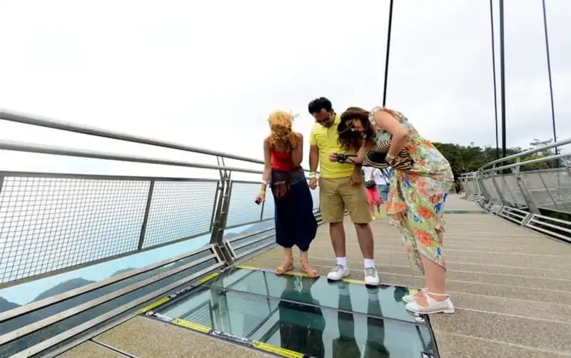 Tạp chí du lịch Wanderlust Tips | Đến Langkawi say mến cây cầu bộ hành lơ lửng giữa trời