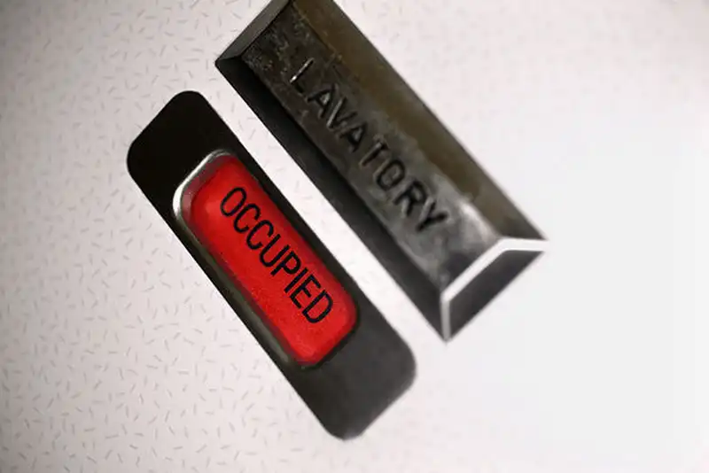 Điều gì xảy ra khi bạn ấn nút xả toilet máy bay? 6 Wanderlust Tips dieu gi xay ra khi ban nut xa bon cau tren may bay 4