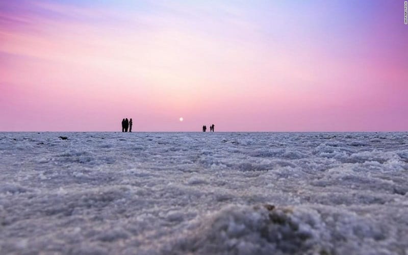 Tạp chí du lịch Wanderlust Tips | Khám phá sa mạc muối khổng lồ, đẹp lấp lánh ở Ấn Độ