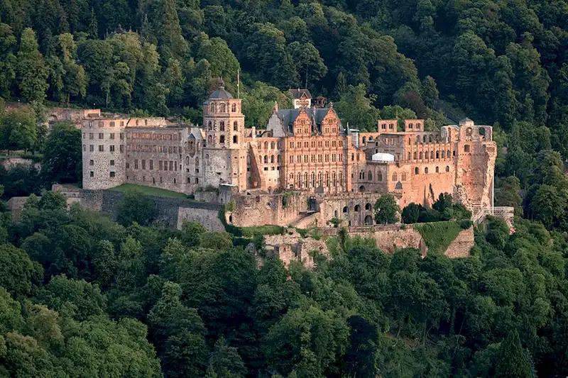 Những lâu đài bị bỏ hoang và câu chuyện lịch sử đằng sau đó 7 Tạp chí du lịch Wanderlust Tips Những lâu đài bị bỏ hoang và câu chuyện lịch sử đằng sau đó