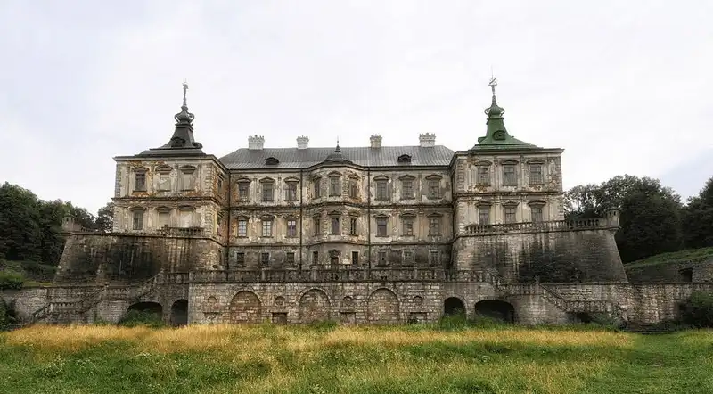 Những lâu đài bị bỏ hoang và câu chuyện lịch sử đằng sau đó 10 Tạp chí du lịch Wanderlust Tips Những lâu đài bị bỏ hoang và câu chuyện lịch sử đằng sau đó