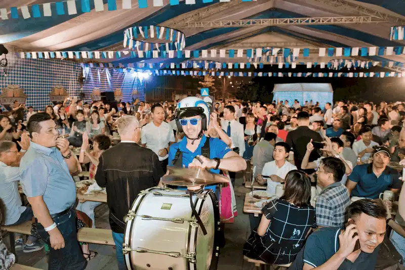 Tạp chí du lịch Wanderlust Tips Trải nghiệm sự kiện Oktoberfest chính thống tại Việt Nam