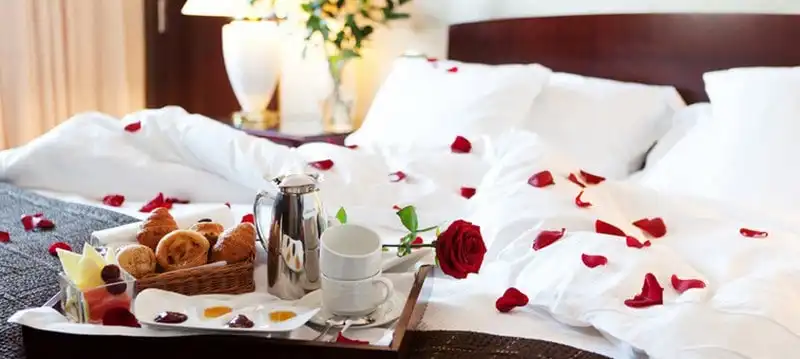 Tạp chí du lịch Wanderlust Tips | vén màn bí mật đằng sau tấm khăn trải giường ở khách sạn