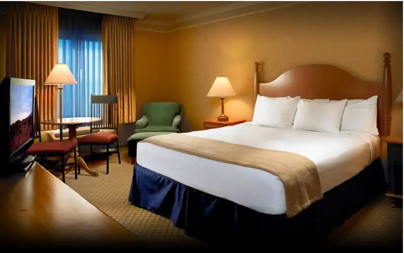 Tạp chí du lịch Wanderlust Tips | vén màn bí mật đằng sau tấm khăn trải giường ở khách sạn