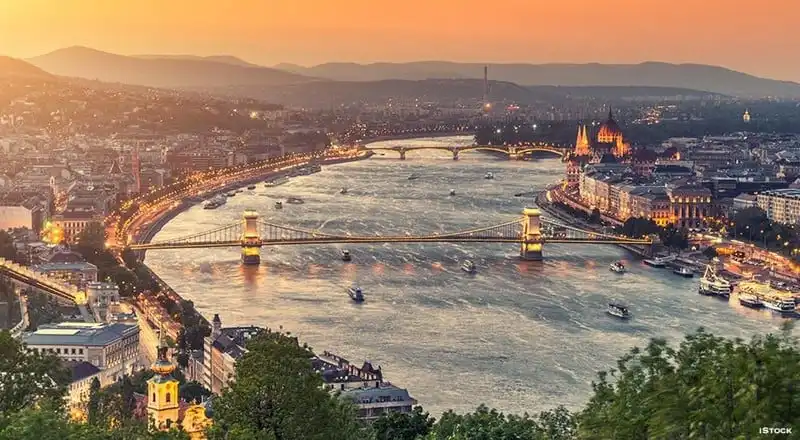 Tạp chí du lịch Wanderlust Tips | Những thành phố lãng mạn dành riêng cho các cặp đôi