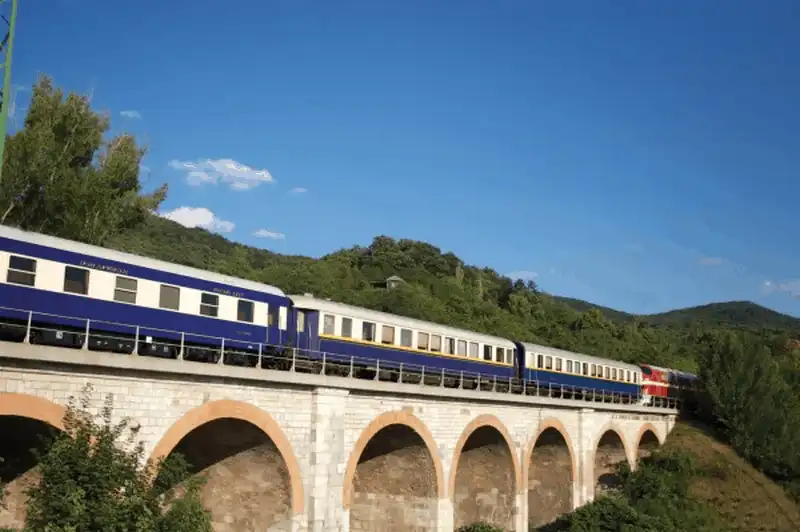 10 tuyến đường sắt tuyệt đẹp trên thế giới 10 Tạp chí du lịch Wanderlust Tips - 10 tuyến đường sắt tuyệt đẹp trên thế giới