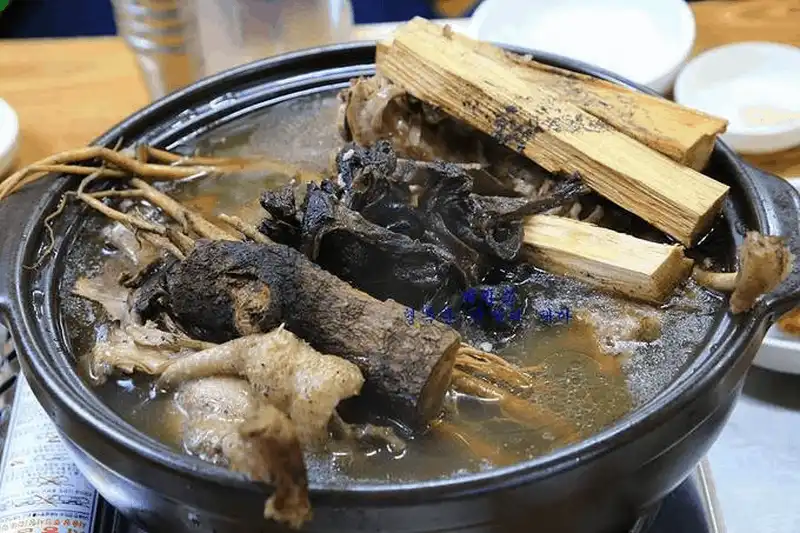 Tạp chí du lịch Wanderlust Tips- Các món ngon ở Sancheong – quê hương HLV Park Hang Seo