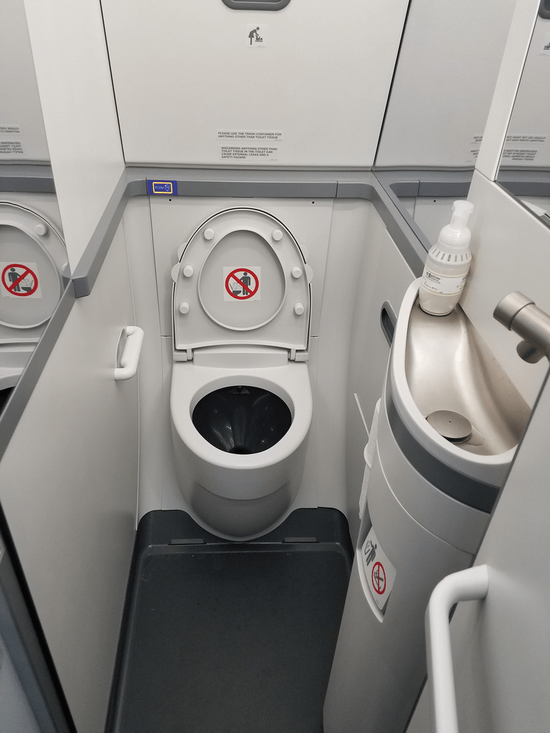 Chất thải trên máy bay được xử lý như thế nào khi bạn ấn nút xả toilet máy bay? Tất cả sẽ được giải đáp qua bài viết dưới đây.