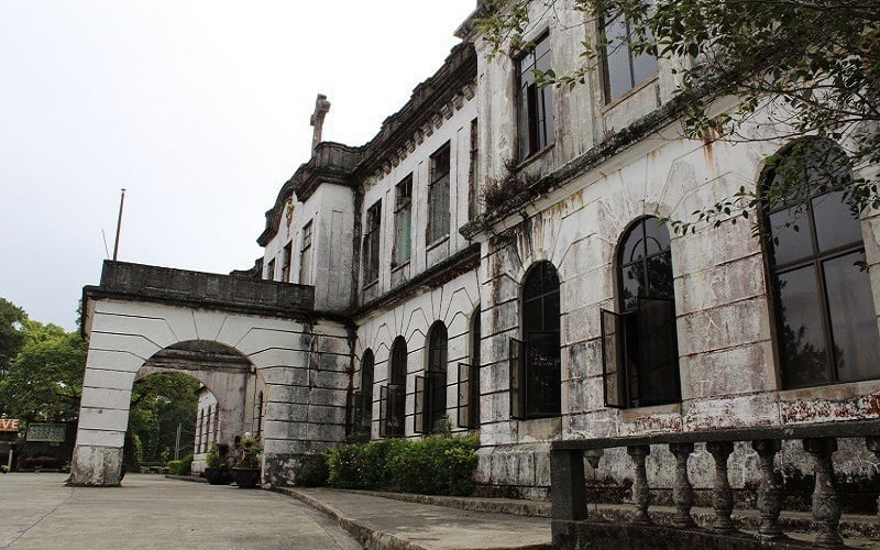 Câu chuyện bí ẩn đằng sau khách sạn trăm tuổi bị bỏ hoang ở Philippines
