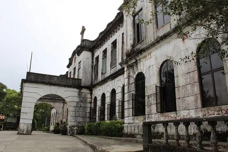 Bí ẩn đằng sau khách sạn trăm tuổi bị bỏ hoang ở Philippines 5 Câu chuyện bí ẩn đằng sau khách sạn trăm tuổi bị bỏ hoang ở Philippines