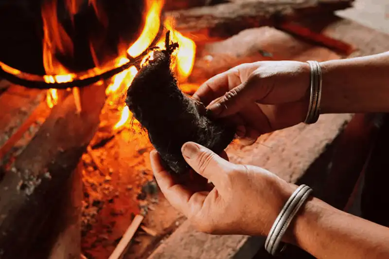 Tạp chí du lịch Wanderlust Tips Da trâu gác bếp - Món ăn độc lạ ở Mai Châu