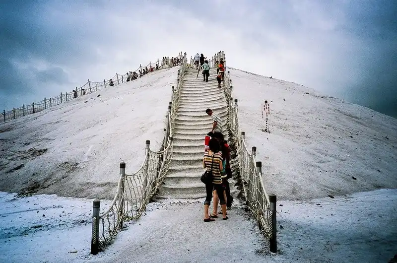 Tạp chí du lịch Wanderlust Tips | Đến Đài Loan ngắm núi muối Thất Cổ "say quên lối về"