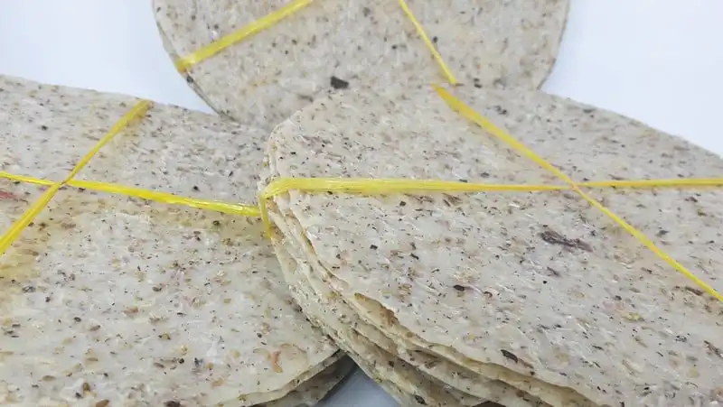 Tạp chí du lịch Wanderlust Tips | Du khách thích mê đặc sản bánh tráng nước dừa Tam Quan