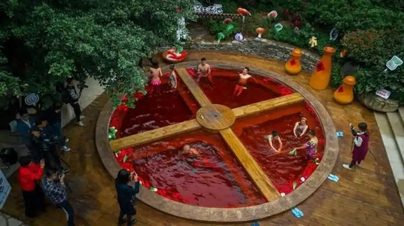 Tạp chí du lịch Wanderlust Tips | Du khách thích thú trải nghiệm tắm trong "nồi lẩu Tứ Xuyên" ở Trung Quốc 