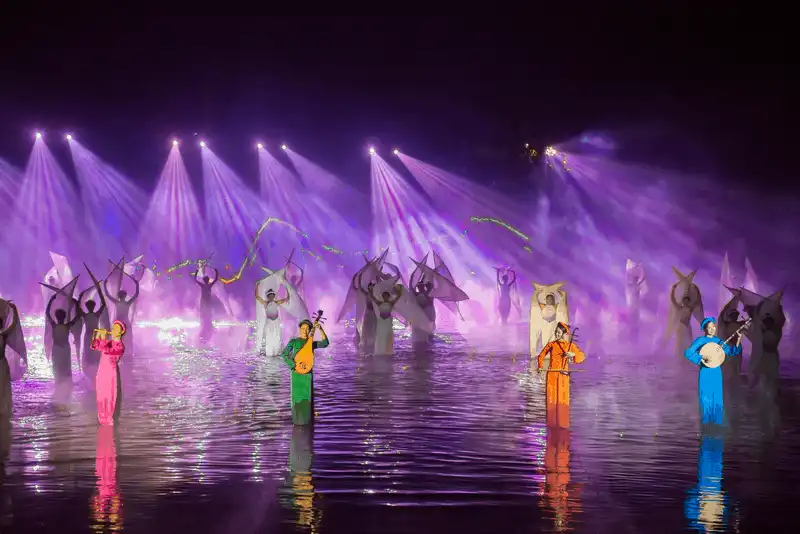 Hàng ngàn khách trở lại "Tinh hoa Bắc Bộ" trong đêm diễn mừng sinh nhật 1 năm 10 Tạp chí du lịch Wanderlust Tips Hàng ngàn khách trở lại Tinh hoa Bắc Bộ trong đêm diễn mừng sinh nhật 1 năm