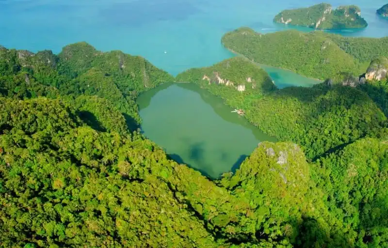 Tạp chí du lịch Wanderlust Tips | Câu chuyện đằng sau hồ nước ngọt mang tên "trinh nữ thụ thai" ở Malaysia