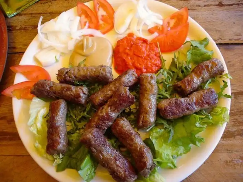 Tạp chí du lịch Wanderlust Tips | Khám phá sự khác biệt của món xúc xích ở các nước trên thế giới