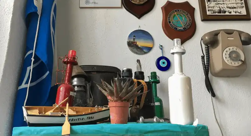 Tạp chí du lịch Wanderlust Tips Người canh giữ cuối cùng của ngọn hải đăng Punta Carena nước Ý