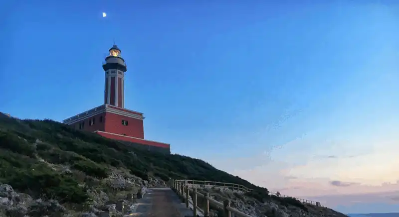 Tạp chí du lịch Wanderlust Tips Người canh giữ cuối cùng của ngọn hải đăng Punta Carena nước Ý