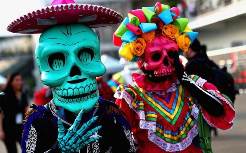 Tạp chí du lịch Wanderlust Tips | Người dân Mexico hóa trang, diễu hành trong "Ngày của Người chết"