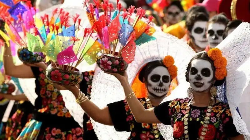 Tạp chí du lịch Wanderlust Tips | Người dân Mexico hóa trang, diễu hành trong "Ngày của Người chết"