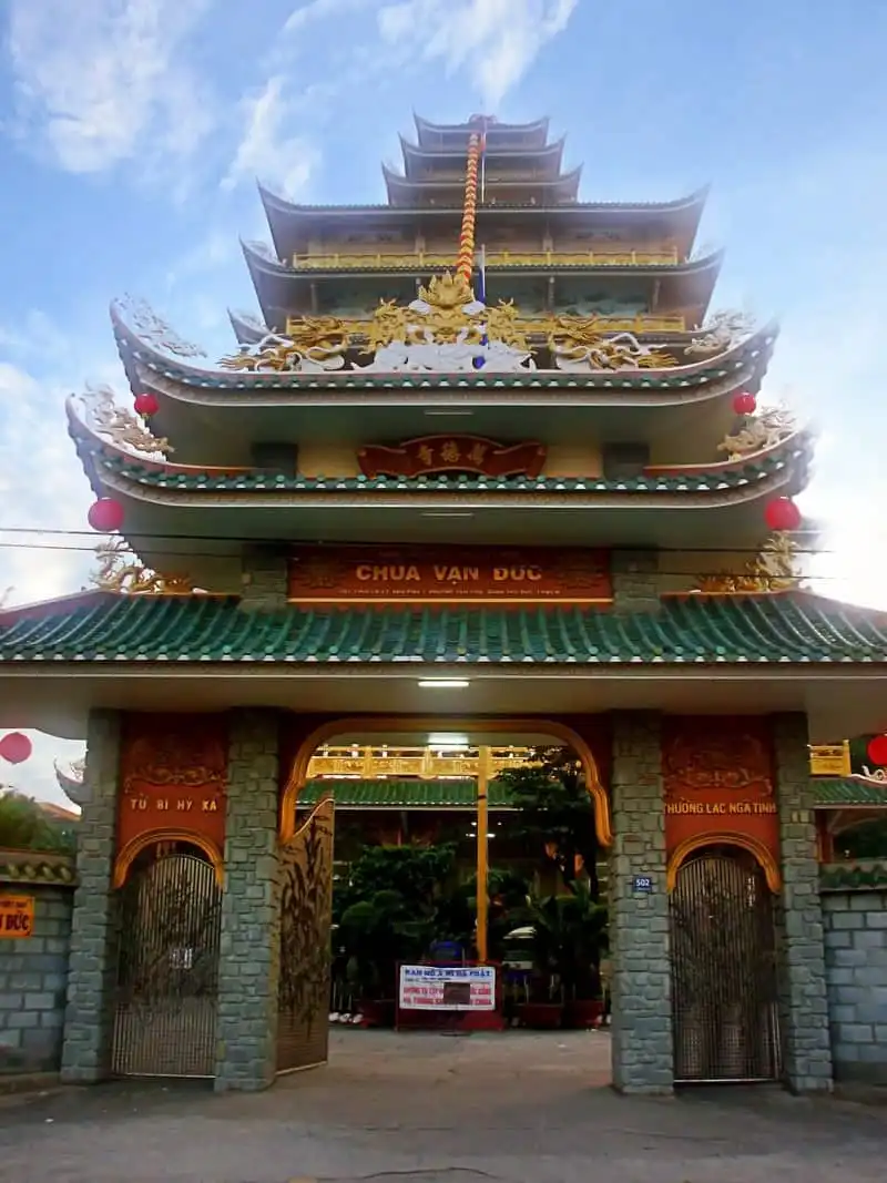 Tạp chí du lịch Wanderlust Tips | Những ngôi chùa cầu duyên nổi tiếng "xóa ế thành công" ở Sài Gòn