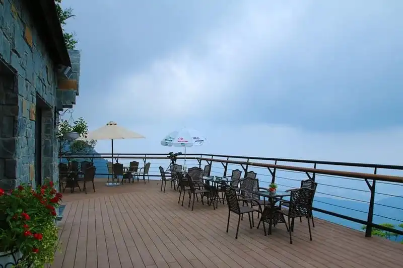 Những quán cà phê "đưa tay chạm vào mây" khiến giới trẻ mê mẩn