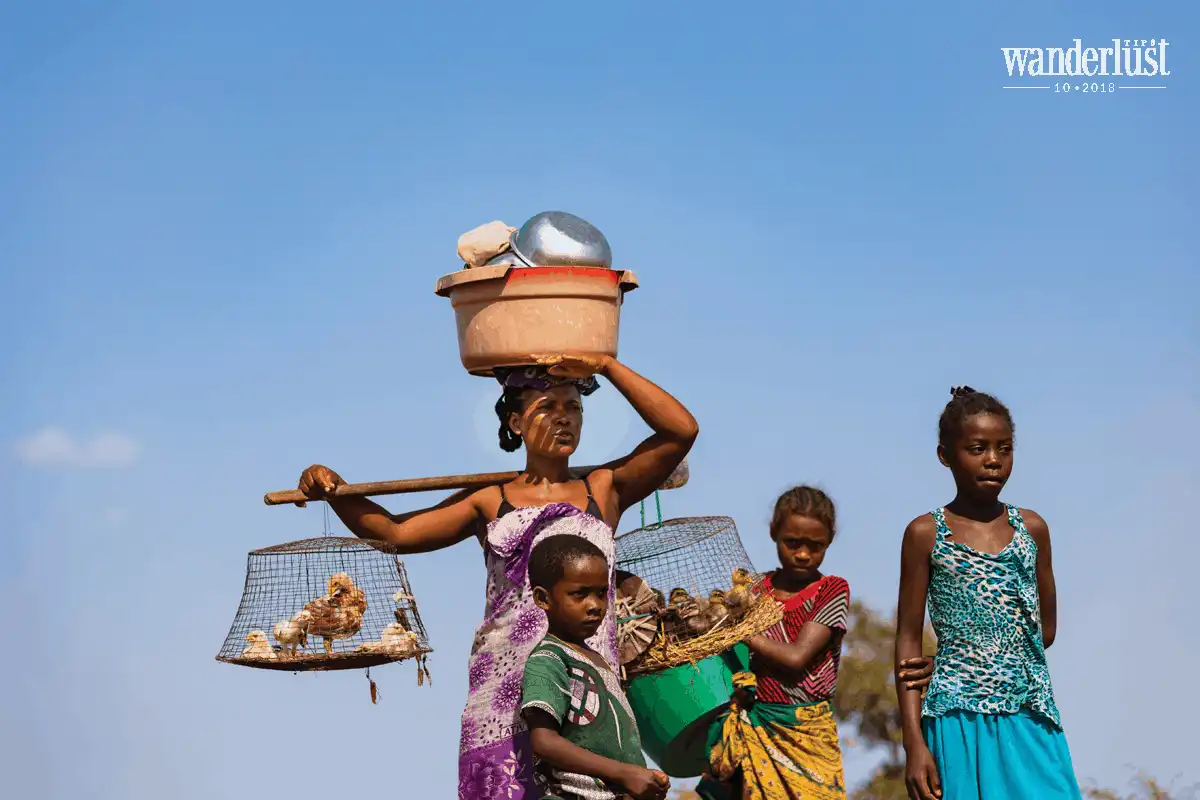 Ở Burundi người ta đội mọi thứ lên đầu 6 Tạp chí du lịch Wanderlust Tips Ở Burundi người ta đội mọi thứ lên đầu