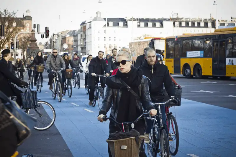 Tạp chí du lịch Wanderlust Tips Paris cấm xe vào Chủ Nhật để cải thiện chất lượng không khí