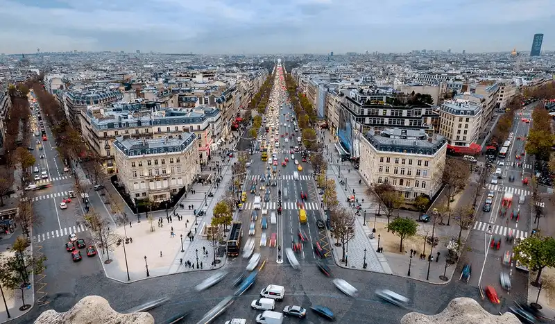 Tạp chí du lịch Wanderlust Tips Paris cấm xe vào Chủ Nhật để cải thiện chất lượng không khí