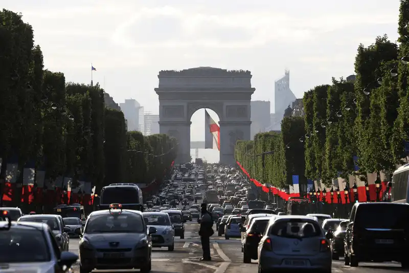 Tạp chí du lịch Wanderlust Tips Paris cấm xe vào Chủ Nhật để cải thiện chất lượng không khí