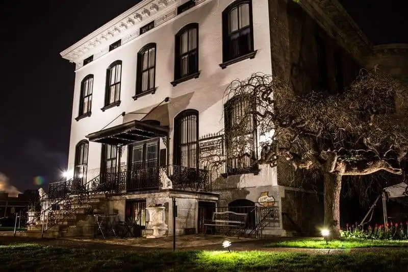 Tạp chí du lịch Wanderlust Tips | Rợn người câu chuyện đằng sau những ngôi nhà ma ám