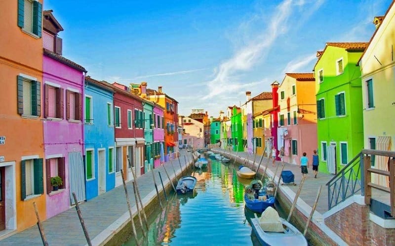 Tạp chí du lịch Wanderlust Tips | Vẻ đẹp rực rỡ của những ngôi nhà trên đảo sắc màu Murano