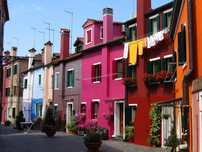 Tạp chí du lịch Wanderlust Tips | Vẻ đẹp rực rỡ của những ngôi nhà trên đảo sắc màu Murano