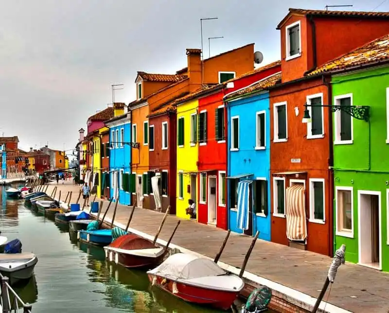 Tạp chí du lịch Wanderlust Tips | Vẻ đẹp rực rỡ của những ngôi nhà trên đảo sắc màu Murano