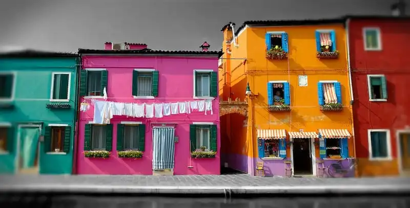 Tạp chí du lịch Wanderlust Tips | Vẻ đẹp rực rỡ của những ngôi nhà trên đảo sắc màu Murano