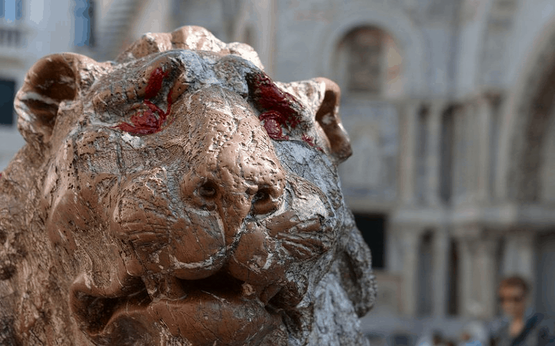 Bức tượng sư tử tại thánh đường St. Marco của Venice bị phá hoại 5 Wanderlust Tips buc tuong su tu dung bao ve tai thanh duong st marco cua venice bi pha hoai 1
